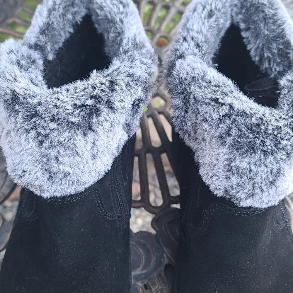 Khombu Black Boots with Gray Fur